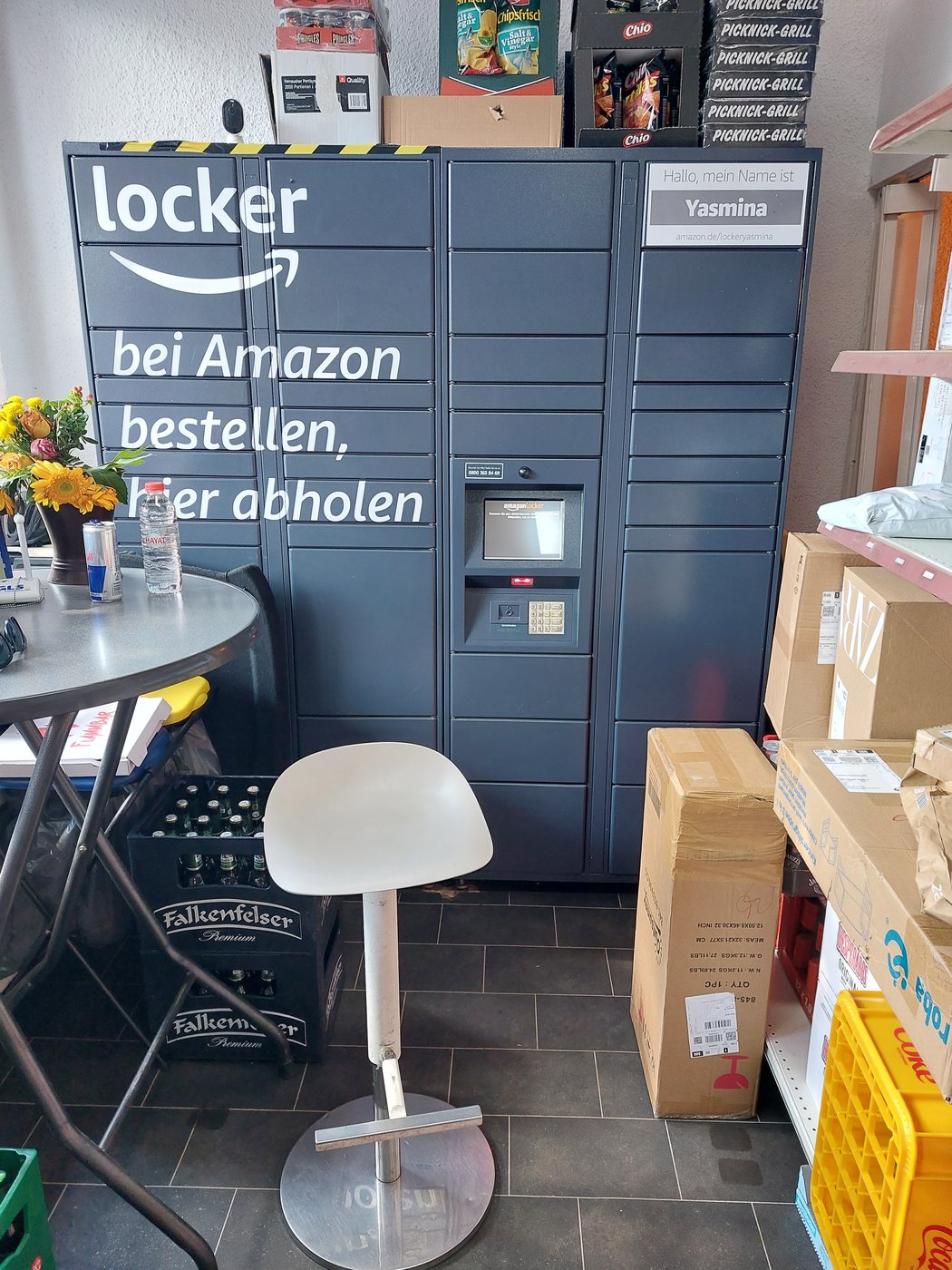 FotoMultiWide1-Amazon-Locker-Yasmina